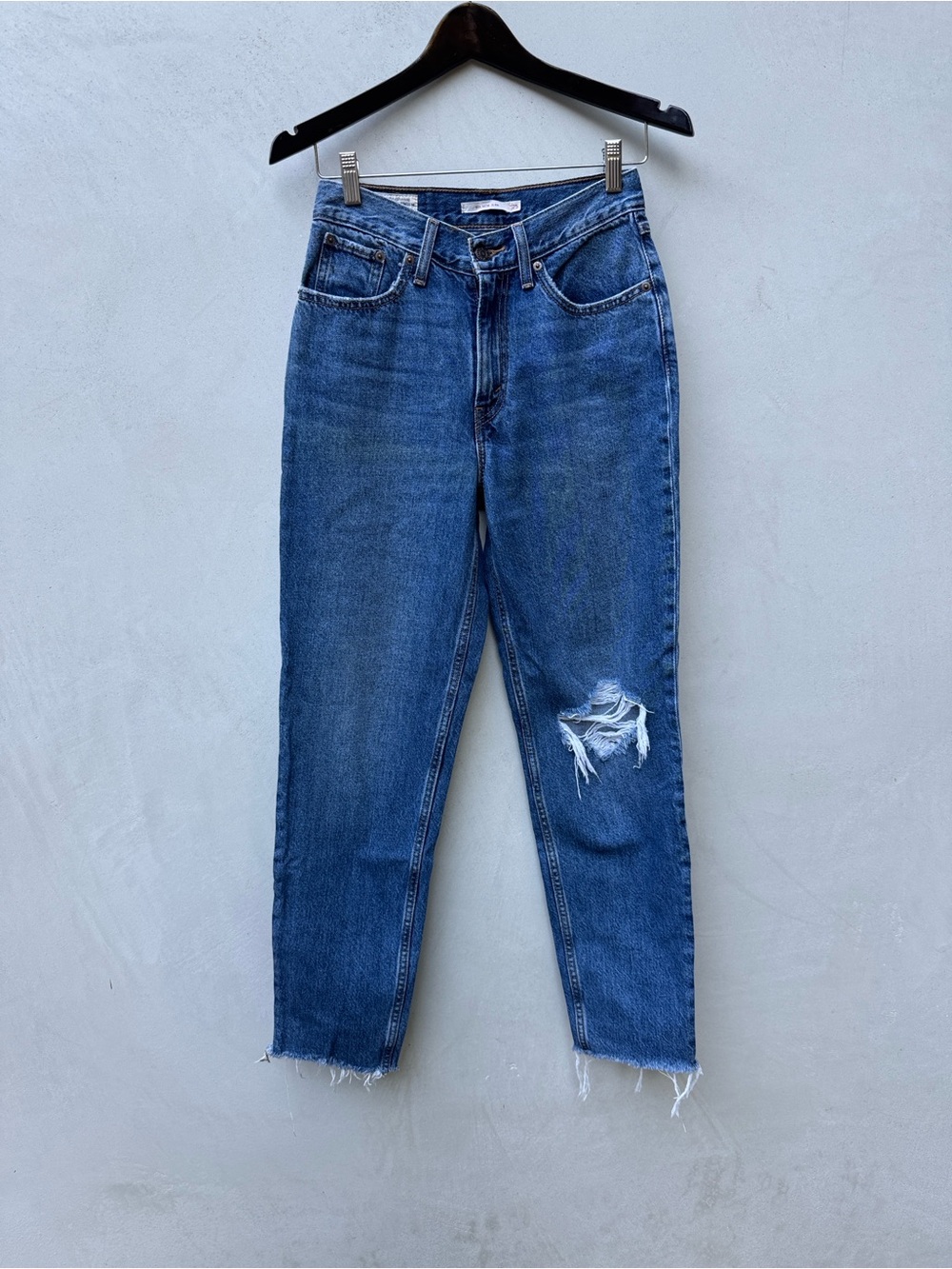 Levi’s 80s Mom Jeans Size 25 Medium Wash Distressed 100% Cotton